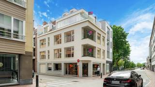 Fenomenale Duplex/penthouse met schitterend zonneterras terras, 2 slaapkamers en een hoogwaardige afwerking, gelegen op wandelafstand van de Zeedijk en het strand.<br />Ontdek deze prachtige, instapklare duplex waar comfort, ruimte en kwaliteit centraal staan. Gelegen op een gunstige locatie biedt deze woning alles wat u zoekt voor modern en zorgeloos wonen.<br />Bij het betreden van het appartement wordt u verwelkomd in een lichtrijke leefruimte met een elegante afwerking en oog voor detail. De open, volledig uitgeruste keuken sluit naadloos aan op de eet- en zithoek, ideaal voor gezellige avonden en het ontvangen van gasten.<br />Het appartement beschikt over twee slaapkamers, waarvan 1 op het woongedeelte en de tweede op de bovenste verdieping met een bijhorende badkamer, perfect voor een gezin, of als tweedeverblijf. De badkamer met inloopdouche en ligbad is stijlvol ingericht met kwalitatieve materialen en voorzien van alle hedendaagse comfort.<br />Een absolute troef is het ruime terras waar u in alle rust kunt genieten van het buitenleven.<br />Troeven:<br />2 ruime slaapkamers<br />Hoogwaardige en duurzame afwerking<br />Lichtrijke leefruimte<br />Volledig uitgeruste keuken<br />Modern ingerichte badkamer<br />Aangenaam terras<br />Instapklaar<br />Energiezuinig<br />Dit appartement combineert luxe en functionaliteit op een uitstekende locatie. Ideaal voor wie op zoek is naar een kwaliteitsvolle woonst zonder zorgen.<br />Interesse? Neem vandaag nog contact op voor meer informatie of een bezichtiging!