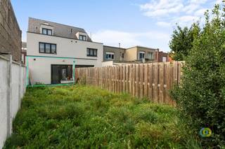 Op een steenworp van het centrum van Grimbergen, in een kleinschalig gebouw van slechts vier units vindt u dit instapklare gelijkvloers...