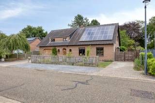<strong>Gezinswoning met praktijkruimte te koop in Klein-Vorst (Laakdal)</strong><br /><br />Op de Hofstadstraat, in een residentiële wijk, vinden we deze gezinswoning met praktijkruimte. De woning is gelegen in een kindvriendelijke wijk in het centrum van Klein-Vorst (Laakdal). De ligging biedt heel wat voordelen: een supermarkt, een warme bakker, een school en horeca bevinden zich op wandelafstand. De op- en afrit van de E313 bevindt zich op slechts enkele minuutjes rijden.<br /><br />We betreden de woning via de inkomhal met apart gastentoilet. Via de inkomhal komen we binnen in de leefruimte (34,4m²). De leefruimte is voorzien van heel wat ramen wat zorgt voor veel natuurlijke lichtinval. Aansluitend aan de leefruimte bevindt zich de keuken (16,8m²). De keuken is uitgerust met een kookvuur (inductie) met dampkap, een oven, een microgolf, een vaatwasser en een koelkast. Achter de keuken is een handige berging met aansluiting voor een wasmachine en droogkast.<br /><br />Achteraan in de woning is een praktijkruimte (26,06m²) met een aparte zijingang. Momenteel is de praktijkruimte ingericht als een slaapkamer en badkamer. De badkamer is voorzien van een ligbad, een inloopdouche en een dubbele lavabo. <br /><br />Voor de auto, of als extra opslagruimte, is er een inpandige garage. <br /><br />Op de eerste verdieping bevinden zich drie ruime slaapkamers (22,8m², 10,92m² en 12,18m²) en een bergruimte (10m²). Verder bevindt zich hier een tweede badkamer en een apart toilet. De badkamer is voorzien van een ligbad en een lavabo.<br /><br />De woning wordt verwarmd via centrale verwarming op aardgas (Vaillant ketel 2025). Er zijn zonnepanelen aanwezig. De berekende energiescore bedraagt 381 kWh/m²jaar. <br /><br />Spreekt deze leuke gezinswoning jullie aan? Contacteer ons via info@bosmanvastgoed.be voor meer info of een bezoek ter plaatse. Wij helpen jullie graag verder!