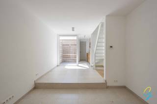 Vous recherchez une maison prête à emménager et économe en énergie, située dans un emplacement de choix ? Cette maison entièrement rénovée se trouve au cœur de Ninove, à quelques pas du centre commercial Ninia, des commerces, des écoles, des transports en commun et de toutes les commodités que le centre-ville a à offrir.<br /><br />La maison a été récemment entièrement rénovée et bénéficie d'une belle luminosité ainsi que d'un agencement pratique.<br /><br />Au rez-de-chaussée, vous trouverez un salon confortable, une cuisine entièrement neuve, un patio lumineux qui confère une sensation d'ouverture et de bien-être, une salle de bains moderne et des toilettes séparées.<br /><br />Au premier étage se trouvent deux chambres à coucher spacieuses.<br /><br />De plus, la maison est équipée de panneaux solaires, d'une installation électrique conforme et d'un label EPC A avantageux, ce qui garantit une consommation d'énergie extrêmement efficace et de faibles coûts énergétiques.<br /><br />Cette magnifique maison vous intéresse ? N'hésitez pas à contacter Jordi au 0477/32.61.53 pour plus d'informations ou pour une visite sur place.