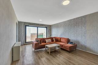 <p>Voor meer info of een bezoek, bel 053 59 49 32 - Op het dorp<strong> </strong>van Moorsel bevindt zich dit <strong>appartement met twee slaapkamers op de tweede verdieping. </strong>Bij het binnentreden van het appartement hebben we een ruime inkomhal, die toegang geeft tot de<strong> lichtrijke leefruimte</strong>. Vanuit deze leefruimte kunnen we een <strong>aangenaam terras betreden achteraan het gebouw</strong>, wat extra rust meebrengt. <strong>De keuken is volledig vernieuwd </strong>en geeft toegang tot een ruime berging. Verder zijn er <strong>twee slaapkamers</strong>. <strong>De volledig vernieuwde badkamer</strong> is voorzien met een inloopdouche en een lavabo. Daarnaast beschikt het appartement over een apart toilet. Het dak van het appartementsgebouw werd eind 2025 volledig vernieuwd. Ook de dakramen is dit appartement zijn volledig nieuw. <strong>Achteraan het gebouw zijn staanplaatsen voorzien, die optioneel kunnen aangekocht worden voor 5000 euro</strong>. Tevens is er gemeenschappelijke kelder die kan gebruikt worden door alle eigenaren. <strong>EPC-label D (geen renovatieverplichting)</strong> - Gelegen te Moorsel (Aalst)</p>