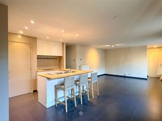 <p><span>GENT - </span><span>Frans Ackermanstraat 24: Op zoek naar een lichtrijk appartement met twee slaapkamers en staanplaats in centrum Gent?<br />Dan is dit pand mogelijk iets voor u. </span></p><p><span>De belangrijkste troeven in een notendop: </span></p><ul><li><span>Zuidwest-gericht terras</span></li><li><span>Privatieve staanplaats en ruime berging</span></li><li><span>Centrale ligging nabij centrum, Visserij en zwembad van Eyck</span></li><li><span>Goed bereikbaar met fiets en het openbaar vervoer</span></li></ul><p><span>Indeling:</span><span><br />Inkomhal met ingemaakte kasten en afzonderlijk gastentoilet. Ruime leefruimte met veel natuurlijke lichtinval. Open keuken met aansluitende berging. Vanuit de leefruimte toegang tot het zonnige terras.<br />Twee volwaardige slaapkamers, beide voorzien van ingemaakte kasten. Badkamer praktisch en verzorgd ingericht.<br />Privatieve staanplaats, alsook een extra ruime berging en fietsenstalling zijn aanwezig.</span></p><p><span>Belangrijk:</span><span><br />Huurprijs: </span><span>€ 1.400</span><span> + </span><span>€ 90</span><span> </span><span>forfait </span><span>(algemene kosten) EGW afzonderlijk te regelen door huurder.<br />EPC: </span><span>119 kWh</span></p><p><span>Beschikbaar: </span><span>onmiddellijk </span></p><p><span> </span></p><p><span>Voor een bezoek ter plaatse, vul zeker uw huurdersprofiel in</span></p>