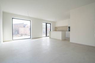 <h1><span>Gelijkvloers nieuwbouwappartement met tuin en twee slaapkamers in Stekene</span></h1><p><span>Dit prachtige gelijkvloerse nieuwbouwappartement is gelegen op een uitstekende locatie in Stekene. </span></p><p><span>Dankzij de hoge afwerkingsgraad, energiezuinigheid en grote hoeveelheid natuurlijke lichtinval biedt dit appartement een aangenaam en comfortabel woongevoel.</span></p><p><span>Een ideale woonst voor wie op zoek is naar een moderne, energiezuinige en comfortabele woning met tuin, op een gunstige locatie in Stekene.</span></p><p><span> </span></p><p><span>INDELING</span></p><p><span>Inkomhal.</span></p><p><span>Apart toilet.</span></p><p><span>Lichtrijke woonkamer met open keuken.</span></p><p><span>Twee slaapkamers ( 12m² en 11m²).</span></p><p><span>Badkamer met douche dubbele wastafel.</span></p><p><span>Berging. ( 5m</span><span><sup>2</sup></span><span>)</span></p><p><span>Tuin.</span></p><p><span> </span></p><p><span>EXTRA</span></p><p><span>Vloerverwarming op warmtepomp.</span></p><p><span>BEN appartement.</span></p><p><span>Kwalitatief afgewerkt.</span></p><p><span>Parkeerplaats.</span></p><p><span>Fietsenberging.</span></p><p><span>Lichtinval is een grote troef.</span></p><p><span>3 maanden huurwaarborg. </span></p><p><span>01/11/2026 beschikbaar.</span></p><p><span>Geen gemeenschappelijke kosten.</span></p><p><span> </span></p><p><span>Een bijkomende troef is dat dit appartement eventueel gecombineerd kan worden met het duplexappartement, waardoor het eveneens geschikt is als kangoeroewoning.</span></p>