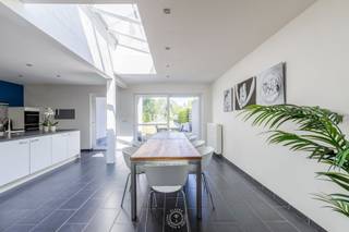 Sommige woningen voelen meteen goed. Niet door één uitgesproken detail, maar door de manier waarop licht, ruimte en comfort er vanzelfsprekend samenkomen. Deze volledig gerenoveerde woning in de Uilenstraat is zo'n plek.<br /><br />Achter de gevel ontvouwt zich een verrassend ruime leefomgeving. De woonkamer en open keuken vormen één aangenaam geheel, waarbij het daglicht rijkelijk binnenvalt door het grote schuifraam en de lichtkoepel. Het resultaat is een warme, open leefruimte die gedurende de dag voortdurend verandert met het licht.<br /><br />De keuken sluit mooi aan bij het leefgedeelte en maakt van koken een onderdeel van het wonen. Verderop zorgen een praktische berging en wasplaats voor het nodige comfort. Deze zijn rechtstreeks te bereiken via de straatkant waardoor je hier ook je fietsen kan plaatsen. Ook voor de wagen is er plaats. In de voortuin zijn <strong>privatieve parkeermogelijkheden</strong>.<br /><br />Achter de woning wacht misschien wel de grootste verrassing: <strong>een bijzonder ruime tuin</strong> die de woning een gevoel van vrijheid meegeeft dat je hier niet meteen zou verwachten. Een plek voor lange zomeravonden, spelende kinderen, groen en buitenleven.<br /><br />Op de verdieping zet het ruimtegevoel zich verder. <strong>Vier</strong> <strong>slaapkamers</strong> bieden plaats aan het gezin, een thuiswerkplek of een hobbyruimte. De badkamer is uitgerust met zowel een bad als een douche en vormt zo een aangename, praktische aanvulling op het geheel. Een zolderruimte zorgt voor extra opslagplaats. <br /><br />De woning werd volledig gerenoveerd en is helemaal klaar voor een nieuwe eigenaar die zonder grote werken wil verhuizen. Met onder meer een <strong>EPC-label B en een conforme elektrische installatie</strong> is ook technisch een sterke basis gelegd, zodat u hier zorgeloos en comfortabel aan de toekomst begint. Bovendien is de woning ook nog eens <strong>asbestveilig.</strong> Als aanvulling op de zonnepanelen werd ook een<strong> thuisbatterij </strong>geïnstalleerd.<br /><br />Een gerenoveerde gezinswoning die verrast met haar licht, haar ruimte en vooral met de uitzonderlijke tuin. Een plek die niet alleen instapklaar is, maar ook alle ruimte laat om er een thuis van te maken.<br /><br />Wilt u graag eens komen kijken? Neem dan contact op via laurens@claves.be of op het nummer 0476 21 35 46.<br />