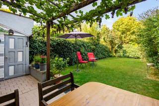 In de rustige en kindvriendelijke wijk ‘Steenakker’ te Mortsel treffen we deze ruime en uitstekend onderhouden bel-etagewoning met vier slaapkamers, een inpandige garage en een aangename tuin. De gunstige ligging combineert een groene woonomgeving met een vlotte bereikbaarheid, waarbij tram- en bushaltes richting Antwerpen zich op wandelafstand bevinden.<br /><br />Via de ruime inkomhal met ingebouwde schoenenkast betreden we de woning. Op deze gelijkvloerse verdieping bevinden zich een apart gastentoilet en een inpandige garage van maar liefst 36 m². Deze biedt naast parkeergelegenheid ook heel wat praktische opslagmogelijkheden of ruimte voor het uitoefenen van een hobby.<br /><br />Via de garage heeft u rechtstreeks toegang tot de mooi aangelegde en privatieve tuin waar het rustig vertoeven is.<br /><br />De eerste verdieping omvat een aparte, volledig ingerichte keuken met kwalitatieve Siemens-toestellen, een dubbele spoelbak en een kookvuur op gas.<br /><br />Aansluitend bevindt zich de bijzonder ruime en lichtrijke leefruimte met een uitstekend onderhouden eiken visgraatparket. Dankzij de grote raampartijen aan zowel de voor- als achterzijde geniet de leefruimte de hele dag door van een aangename natuurlijke lichtinval.<br /><br />Op de tweede verdieping verleent de nachthal toegang tot drie slaapkamers. Op deze verdieping bevindt zich tevens de volledig ingerichte badkamer, uitgerust met een ligbad met douchefunctie en een wastafel.<br /><br />Via een volwaardige vaste trap bereiken we de bovenste verdieping, waar zich een gezellige en volwaardige vierde slaapkamer bevindt.<br /><br />Leuk om te weten: het dak aan de voorzijde werd in 2025 volledig vernieuwd en voorzien van maar liefst 15 cm isolatie. Het overige dakgedeelte werd reeds in 2011 vernieuwd. Daarnaast beschikt de woning over dubbele beglazing en een energiezuinige gascondensatieketel uit 2016.<br /><br /><strong>Troeven:</strong>
<ul>
<li><span>Rustige en kindvriendelijke topligging</span></li>
<li><span>Vlotte verbinding met Antwerpen</span></li>
<li><span>Vier slaapkamers</span></li>
<li>Mooi aangelegde en privatieve tuin</li>
<li>Uitstekend onderhouden</li>
<li><span>Dak gedeeltelijk vernieuwd en geïsoleerd in 2025</span></li>
<li><span>Mobiscore 9,1 / 10</span></li>
</ul>
Heeft u interesse in deze ruime gezinswoning? Contacteer ons vandaag nog voor een bezoek op 03 337 50 70 of ontdek meer via www.vbvastgoed.be.