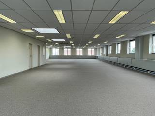 Stijlvol gerenoveerde kantoorruimtes van 305 m² te huur op een toplocatie langs de commerciële Leuvensesteenweg en nabij de E40 te Zaventem...