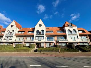 Doorloopappartement gelegen op enkele minuten van het centrum van Sint-Idesbald. Indeling: inkomhal, living met eetkamer, terras aan voorzijde, ingerichte keuken met bergruimte, afzonderlijk toilet, badkamer, twee slaapkamers, terras achteraan. Inclusief private berging. Mogelijkheid tot aankoop ruime garage (nr 30 - 9,33m diepte: 50.000 euro). Ref. Viertorre GV03