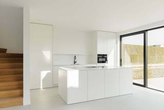 In Kuurne, binnen het nieuwbouwproject ‘Wonen aan het Park’ werd deze alleenstaande villa in moderne bouwstijl volledig opgebouwd en...