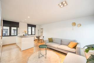 <p>Je koffers uitpakken en meteen thuis zijn. In het hart van de geliefde Harmoniewijk vind je dit volledig gerenoveerde en smaakvol gemeubelde dakappartement met één slaapkamer, terras én private berging.</p><p>De locatie is een stevige troef. Het Harmoniepark en Albertpark liggen vlakbij, net als gezellige restaurants, koffiebars, winkels en supermarkten. Ook richting centrum, Ring en belangrijke invalswegen zit je hier uitstekend. Een rustige woonbuurt, zonder de stad te moeten missen.</p><p>• Toplocatie in hartje Harmoniewijk <br />• Volledig gerenoveerd <br />• Volledig gemeubeld verhuurd <br />• 1 ruime slaapkamer met dressing <br />• Terras <br />• Private berging <br />• EPC B <br />• Domicilie mogelijk <br />• Beschikbaar vanaf 15 oktober</p><p>Het appartement bevindt zich op de derde verdieping van een kleinschalig gebouw met slechts vier units. Binnen zorgt de combinatie van de renovatie, het natuurlijke licht en de inrichting voor een aangename, instapklare woonplek.</p><p>De leefruimte brengt living, eetplaats en open keuken mooi samen. De keuken is volledig uitgerust, terwijl je vanuit de woonkamer rechtstreeks toegang hebt tot het terras: ideaal voor een koffie in de ochtend of een glas wijn na het werk.<br />Achteraan bevindt zich de ruime slaapkamer met ingebouwde dressing. De badkamer beschikt over een ligbad met douche en wastafel. Ingebouwde kasten in de inkomhal, een afzonderlijk toilet en een private berging zorgen ervoor dat ook praktisch alles klopt.</p><p>Centraal wonen, maar toch rust, groen en je eigen buitenruimte? Hier hoef je niets meer te installeren — alleen nog te verhuizen.</p><p>Interesse in dit appartement?<br />Gelieve het formulier onderaan de advertentie van het pand op www.sinjoor.be in te vullen en alle vragen te beantwoorden. De dossierverantwoordelijke zal nadien contact met u opnemen.</p>