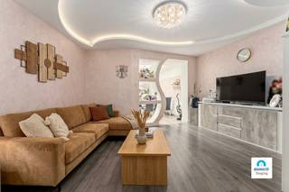 Charmante tussenwoning met 3 slaapkamers, veranda en gezellige tuin<br /><br />In deze aangename woning waar gezellig wonen en een praktische ligging mooi samenkomen. Deze tussenwoning beschikt over 3 slaapkamers, een extra veranda/uitbouw en een fijne tuin met terras.<br />Binnenkomend kom je in de leefruimte, waar voldoende plaats is voor een gezellige zithoek en eethoek. De aansluitende keuken vormt het hart van de woning en zorgt voor een praktische verbinding tussen wonen en koken. Achteraan biedt de veranda/uitbouw nog een extra ruimte die perfect kan dienen als leeshoek, speelruimte of tweede leefplek, met zicht en toegang tot de tuin.<br />Ook buiten heeft deze woning heel wat te bieden. Het terras en de tuin vormen een aangename plek om op zonnige dagen te genieten, te ontspannen of gezellig samen te zijn.<br />En dan is er de ligging. Je woont hier in een praktische en levendige woonomgeving van Roeselare, met dagelijkse voorzieningen dichtbij. Zo bevindt een supermarkt zich op wandelafstand en zijn er in de omliggende straten diverse handelszaken, diensten en horecazaken. Ook openbaar vervoer is vlot bereikbaar.<br /><br /><strong>Troeven:</strong>
<ul>
	<li>3 slaapkamers</li>
	<li>Ruime leefruimte met aansluitende keuken</li>
	<li>Extra veranda/uitbouw</li>
	<li>Gezellig terras en tuin</li>
	<li>Praktische gezinswoning</li>
	<li>Een woning met potentieel, gezelligheid én een leuke buitenruimte in Roeselare.</li>
</ul>
Bent u op zoek naar een woning met ruimte, mogelijkheden en een uitstekende ligging? Dan is dit een unieke kans die u niet mag missen.<br />Contacteer ons vandaag nog voor meer informatie of een bezoek op het nummer 051 62 40 40. Wij begeleiden u graag met de glimlach naar uw nieuwe thuis!