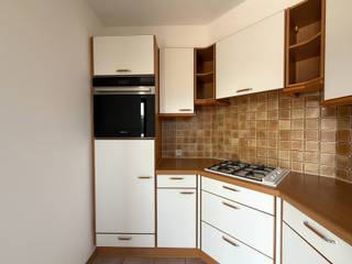 <p>Dit appartement bevindt zich op de tweede verdieping en beschikt over twee slaapkamers.</p>
<p>De woonkamer met eethoek sluit aan op een aparte, volledig ingerichte keuken. Vanuit de nachthal is er toegang tot een afzonderlijke toiletruimte en een badkamer die is uitgerust met een ligbad en een meubel. In de berging bevindt zich de gascondensatieketel en aansluitingen voor wasmachine en droogkast. Aan de achterzijde van het appartement bevinden zich de twee slaapkamers, die beide uitgeven op het terras. De ramen van de slaapkamers zijn voorzien van rolluiken. Tot slot beschikt het appartement over airco. <br />Autostaanplaats aanwezig in het ondergrondse complex.<br /><br /><span>Extra info: geen verdere gemeenschappelijke kosten I EPC 309 kWh/ (m² jaar) label D I watertoets: P-score: C I </span><span>G-score: C.</span></p>