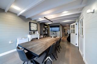 Ontdek deze ruime handelsruimte met een kantooroppervlakte van ca 221 m² en afzonderlijke garage van ca 31m², ideaal gelegen langs een vlot...