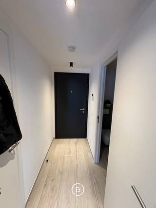 Op een rustige locatie, vlak bij de Avenue Paul Hymans, bevindt zich deze prachtige studio in een recent gebouw op de eerste verdieping. Met een bewoonbare oppervlakte van 39 m² en een terras biedt deze woning een aangename woonomgeving waar comfort en kwaliteit centraal staan.<br /><br />Bij het binnenkomen komt u terecht in de inkomhal en een praktische wasruimte. De volledig uitgeruste open keuken sluit naadloos aan op de ruime leefruimte, die dankzij de grote raampartijen geniet van een overvloed aan natuurlijk licht. Vanuit de woonkamer heeft u rechtstreeks toegang tot het terras.<br /><br />Het appartement beschikt over een slaapkamer en een badkamer met douche. Een private kelderberging vervolledigt het geheel. Daarnaast is er een gemeenschappelijke fietsenberging aanwezig en mogelijkheid tot het huren van een parkeerplaats.<br /><br />Deze woning onderscheidt zich door haar hoogwaardige afwerking en moderne uitrusting. Zo zijn onder meer dubbele beglazing, een versterkte veiligheidsdeur, een intercom, een ventilatiesysteem met dubbele luchtstroom, een waterontharder, ingebouwde kasten, gordijnen en verlichtingsarmaturen aanwezig.<br /><br />Dankzij de uitstekende ligging, de kwaliteitsvolle afwerking en de aantrekkelijke buitenruimte is dit een appartement dat onmiddellijk weet te bekoren.<br /><br />Gemeenschappelijke kosten: € 70/maand<br />Voorschot water en verzekering: € 130/maand<br />EPC B<br />beschikbaar vanaf 1 december