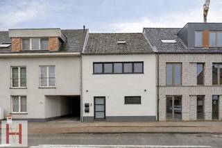 <p>Duplex appartement met 2 slaapkamers en ruim terras.</p>
<p>Op zoek naar een ruim en gezellig appartement op een centrale locatie? Dit lichtrijke duplexappartement met 2 slaapkamers en een ruim terras (+/-30m²) is gelegen in het centrum van Broechem.</p>
<p>De duplex combineert een aangename leefruimte met een praktische keuken en biedt dankzij het ruime terras een heerlijke plek om te genieten van het buitenleven. De centrale ligging zorgt ervoor dat winkels, horeca, openbaar vervoer en andere voorzieningen vlot bereikbaar zijn.</p>
<p>De duplex is gelegen in de kleinschalig gebouw met slechts 2 appartementen. Geen gemeenschappelijke kosten en een stabiele huurgeschiedens betekenen dat dit pand eveneens een mooie investeringsopportuniteit is.</p>
<p><strong>Troeven:</strong></p>
<ul>
<li>Duplexappartement met 2 slaapkamers;</li>
<li>Ruim en aangenaam terras;</li>
<li>Centrale ligging in het centrum van Broechem;</li>
<li>Lichtrijke leefruimte;</li>
<li>Ideaal voor koppels, gezinnen of als investering;</li>
</ul>
Voor meer informatie of een afspraak ter plaatse kan u steeds contact opnemen met<span> </span>philippe@hemeldonckvastgoed.be<span> </span>of 014/89.66.26.