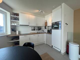 Res. Nautic<br />Dit mooie, gemeubelde duplexappartement verwelkomt je via een inkomhal met praktische berging. De hal geeft uit op een ruime en lichtrijke woonkamer met eetplaats en open keuken, ideaal om gezellig te ontspannen of gasten te ontvangen.<br />Aansluitend aan de leefruimte bevindt zich een mooi zonnig terras waar je heerlijk kunt genieten van de buitenlucht.<br />Via de trap naar beneden kom je in het slaapgedeelte. Hier vind je een eerste slaapkamer, gevolgd door een tweede, ruime slaapkamer die rechtstreeks toegang biedt tot een 2de zonnig terras. Daarnaast beschikt het appartement over een ruime badkamer die het geheel compleet maakt.<br />Het appartement wordt gemeubeld verhuurd voor een periode van 1 jaar en beschikt bovendien over een inbegrepen autostaanplaats in het gebouw en een afgesloten fietsenberging.<br />Een comfortabel en instapklaar duplexappartement met ruime leefruimtes, twee terrassen en een eigen staanplaats. Ideaal voor wie op zoek is naar gezellig en comfortabel wonen voor een periode van één jaar.<br />Syndickosten forfait €50/maand<br />GA510