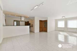 Deze instapklare alleenstaande bungalow, gebouwd in 2006, is rustig gelegen in Ettelgem op een perceel van 455 m² en biedt een bewoonbare oppervlakte van 158 m².<br /><br />Via de inkomhal betreedt u de lichtrijke leefruimte, waar de gezellige living aansluit op de open, volledig uitgeruste keuken met natuurstenen werkblad en alle nodige toestellen. De woning beschikt over twee volwaardige slaapkamers en een functionele badkamer met douche, toilet en lavabo in meubel.<br /><br />Verder is er een praktische wasplaats en een inpandige garage met elektrische sectionale poort. De ruime, geïsoleerde zolder met betonvloer biedt extra opslagmogelijkheden.<br /><br />Buiten geniet u van een groot terras en een volledig omheinde tuin met wandelpad rondom de woning, ideaal voor wie houdt van privacy en buitenleven.<br /><br />Centrale verwarming op aardgas - Maandelijkse huurprijs: €935,00 - Onmiddellijk beschikbaar - EPC: D-label - Ref. OU29356