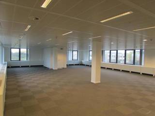 Kantoor te huur op de 3e verdieping in een recent gerenoveerd gebouw. Uitstekende locatie, makkelijk bereikbaar met de auto met een vlotte verbinding naar de R0 en E40 via de R22.<br />Oppervlakte: 652 m²<br />•    Er zijn parkeerplaatsen beschikbaar (IN: 900 €/plaats/j)/(OUT: 600 €/plaats/j)