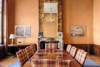 Aan de statige Frankrijklei in Antwerpen bevindt zich een uitzonderlijk eigendom dat historische grandeur combineert met moderne functionaliteit...