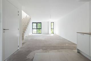 <p><span>Energiezuinige nieuwbouw duplex (101m²) op de tweede en de derde verdieping van een kleinschalig gebouw in het centrum van Schoten. </span></p><p><span> </span></p><p><span>Op de tweede verdieping vinden we een leefruimte met open keuken (volledig uitgerust), een nachthal, een toilet, een berging/wasplaats, één slaapkamer met een en suite badkamer (met lavabomeubel en douche) en een terras (aan de achterzijde van het gebouw). </span></p><p><span> </span></p><p><span>Op de derde verdieping geeft de overloop dan nog toegang tot twee slaapkamers. Verder vinden we hier ook nog een badkamer (met lavabomeubel en douche). </span></p><p><span> </span></p><p><span>Een warmtepomp, vloerverwarming, zonnepanelen, ventilatiesysteem, ... Het werd hier allemaal voorzien. De parketvloeren worden komende week nog geplaatst en de muren en het plafond krijgen ook nog een grondlaag. </span></p><p><span> </span></p><p><span>De maandelijkse huurprijs bedraagt € 1.460,00. Er zijn hier geen gemeenschappelijke kosten. Wel zal er een beurtrol komen voor het onderhoud van de gemeenschappelijke inkom- en traphal.</span></p><p><span> </span></p><p><span>Graag uw interesse bevestigen per mail (stijn@vastgoedbardyn.be) of Whatsapp (0478/95.01.51). Vervolgens contacteer ik U om een afspraak in te plannen. </span></p><p><span> </span></p>
