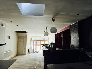 <p><strong>HANDELSRUIMTE MET APARTE WOONST</strong></p>
<p><strong><u>1/ Handelsruimte </u></strong><u>(100m²)</u></p>
<ul>
<li><strong>Etalageraam </strong>: afgewerkt met vernieuwde, houten ramen, dubbele beglazing en glazen inkomdeur</li>
<li><strong>Verbruiksruimte<u>: </u></strong></li>
<li><strong>Toog </strong></li>
<li><strong>2 WC’s </strong></li>
<li><strong>Aparte keuken : </strong>ingericht met spoelbak en CV ketel op aardgas</li>
<li><strong>Lichtkoepel:</strong> voorzien in het achterste gedeelte</li>
<li><strong>Diversen: </strong>op tegelvloer</li>
</ul>
<p><strong> </strong></p>
<p><strong><u>2/ Triplexappartement </u></strong><u>(94m²)</u></p>
<ul>
<li><strong>Aparte inkomdeur: Inkomhal </strong>met houten trap naar de 1<sup>e</sup> verdieping</li>
</ul>
<p><strong><u>1<sup>e</sup> verdieping</u></strong> (49m²):</p>
<ul>
<li><strong>Living </strong>(20m²): gelegen aan de voorzijde. Met kachel op aardgass</li>
<li><strong>Keuken </strong>(16m²): gelegen aan de achterzijde. Standaard ingericht met elektrische kookplaat, dampkap, oven, aansluiting wasmachine. Grenst aan het <strong></strong></li>
<li><strong>Dakterras </strong>(30m²): met aangrenzende<strong> berging </strong>in baksteen.</li>
<li><strong>Berging </strong>(15m²): gelegen op het dakterras. Bakstenen constructie.</li>
<li><strong>Badkamer </strong>(5m²): deels betegeld en ingericht met WC1, wastafel en inloopdouche.</li>
<li><strong>Trap : </strong>naar 2<sup>de</sup> verdieping</li>
<li><strong>Diversen: </strong>Op tegelvloeren (excl. de badkamer)</li>
</ul>
<p><strong><u>2<sup>de</sup> verdieping</u> </strong>(42m²)<strong>: </strong></p>
<ul>
<li><strong>Slaapkamer 1 (</strong>20m²): gelegen aan de voorzijde met houten trap naar de 3<sup>de</sup> verdieping</li>
<li><strong>Slaapkamer 2 </strong>(20m²): gelegen aan de achterzijde</li>
<li><strong>WC2</strong></li>
</ul>
<p><strong><u>3<sup>DE</sup> verdieping</u></strong> (30m²):</p>
<ul>
<li><strong>Slaapkamer 3 </strong>(30m²): Reeds vernieuwd en voorzien van nieuw onderdak, dakraam.</li>
</ul>
<p><strong> </strong>Met mogelijkheid<strong> Slaapkamer 4 /extra slaapkamer </strong></p>