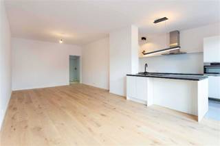 <p><span>Dit </span><span>recent gerenoveerde</span><span> appartement is rustig gelegen en biedt een vlotte verbinding naar zowel het stadscentrum als buiten Antwerpen. Het </span><span>Rivierenhof</span><span> ligt letterlijk om de hoek en ook winkels, scholen en verschillende tram- en busverbindingen bevinden zich op wandelafstand. Met de wagen bereik je vlot de E19, E313 en A12.</span></p><p><span> </span></p><p><span>Het appartement bevindt zich op de tweede en bovenste verdieping van een </span><span>kleinschalig gebouw</span><span>. De open keuken sluit mooi aan op de ruime en lichtrijke woonkamer. Verder beschikt het appartement over </span><span>twee slaapkamers</span><span> en een </span><span>zuidgericht balkon</span><span>.</span></p><p><span> </span></p><p><span>Indeling</span></p><p><span>- gelegen op de tweede en bovenste verdieping</span></p><p><span>- inkomhal</span></p><p><span>- ruime en lichtrijke woonkamer</span></p><p><span>- open, geïnstalleerde keuken</span></p><p><span>- slaapkamer 1</span></p><p><span>- slaapkamer 2</span></p><p><span>- zuidgericht balkon</span></p><p><span>- vernieuwde badkamer met inloopdouche en lavabo</span></p><p><span>- apart toilet</span></p><p><span> </span></p><p><span>Algemeen gebouw</span></p><p><span>- kleinschalig gebouw</span></p><p><span>- lage gemeenschappelijke kosten</span></p><p><span>- aparte meters</span></p><p><span> </span></p><p><span>Troeven</span></p><p><span>- recent gerenoveerd</span></p><p><span>- tweede en bovenste verdieping</span></p><p><span>- twee slaapkamers</span></p><p><span>- veel natuurlijke lichtinval</span></p><p><span>- open keuken</span></p><p><span>- zuidgericht balkon</span></p><p><span>- vlotte verbinding met Antwerpen en belangrijke invalswegen</span></p><p><span> </span></p><p><span>Ben jij geïnteresseerd in dit gerenoveerde appartement in Borgerhout, ben je op zoek naar ander vastgoed of wens je de waarde van jouw eigendom te kennen? Dan ben je bij BOLT immo aan het juiste adres! Wij helpen jou graag verder.</span></p>