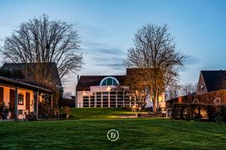 Deze uitzonderlijke eigendom in het groene Sint-Lievens-Houtem combineert comfortabel wonen met een volledig geïntegreerde praktijkruimte. Gelegen...