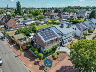 RUIME WONING MET COMMERCIËLE RUIMTE OP EEN CENTRALE LIGGING TE MAASMECHELEN !We vinden deze halfopen woning met een bewoonbare oppervlakte van 265 m²...