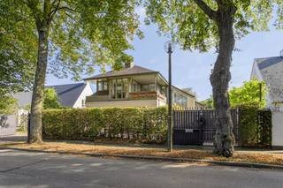 Propriété spacieuse (565 m² de surface habitable) avec espace de pratique et maison spacieuse à Sint-Andries. Toutes les commodités nécessaires...