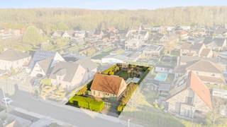 Te koop: instapklare open bebouwing in Berlare, met garage, oprit en doorrit tot de tuin.Deze woning uit 1996 combineert praktische indeling met een...