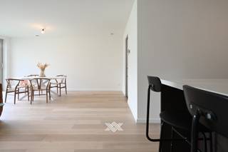 Deze eigendom is ideaal als gezinswoning én bijzonder interessante als investering. Met een verwachte maandelijkse huurprijs van €1.400 biedt deze splinternieuwe woning pal in het centrum een zéér aantrekkelijk huurrendement van 3,3% (bruto) mits aankoop aan 6% BTW (minimaal 15 jaar verhuur). Immers kan deze woning aangekocht worden aan het verlaagde btw-tarief van 6%, wat sedert juli 2025 ook geldt voor investeerders.<br /><br />Deze gloednieuwe woning heeft een bewoonbare oppervlakte van maar liefst 191,7 m² en is ingedeeld als volgt: via de inkomhal met gastentoilet heeft u toegang tot de lichtrijke eet- en leefruimte die in directe verbinding staat met de open keuken en annex berging. Het eerste verdiep bestaat uit drie slaapkamers, een technische berging en een badkamer met inloopdouche en wastafel. Op het tweede verdiep bevindt er zich nog een vierde slaapkamer met en-suite badkamer, een berging en is er ook toegang tot het zongerichte terras. Daarenboven beschikt deze woning nog over een aangelegde tuin van ca 23,5 m².<br /><br />De woning werd voorzien van fotovoltaïsche panelen en een individuele centrale verwarming met een lucht-waterwarmtepomp en vloerverwarming. <br /><br />Tot slot kan er een autostaanplaats worden aangekocht voor de prijs van 20.000 euro met de mogelijkheid om een laadpaal te installeren. <br /><br />Benieuwd? guillian@landbergh.be of 09 278 78 79.