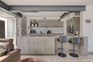 Uitzonderlijk ruime halfopen woning (403 m²) op topligging in WaregemIn de Vredestraat te Waregem vindt u deze volledig vernieuwde halfopen woning...