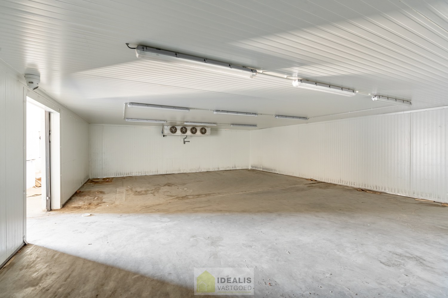 Ruim magazijn met conciërgewoning op een perceel van +-16are - foto 4