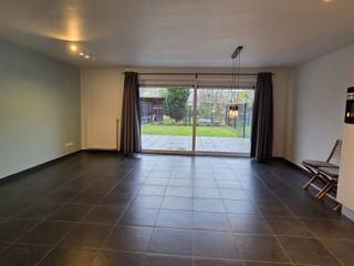 ENERGIEZUINIG EN RECENT GELIJKVLOERS-APPARTEMENT MET 1 SLAAPKAMER, RUIM TERRAS, TUIN, ONDERGRONDSE AUTOSTAANPLAATS EN KELDERBERGINGrustige ligging in...