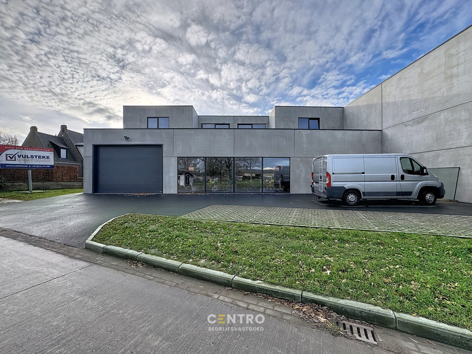 NB BEDRIJFSPAND bestaande uit MAGAZIJN met TOONZAAL/BURELEN en casco LOFT-APPARTEMENT met groot TERRAS. Op ambachtelijke zone "Schatting" te Zedelgem - foto 2