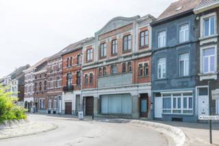 COMMERCIËLE TOPLIGGINGEen riante werkplaats/loods van 472m² met kantoren + appartementGelegen naast station en inwalswegen.WERKPLAATS/LOODS (472m²):...