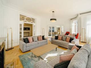 Dit appartement met een bruto vloeroppervlak van circa 335 m² is ideaal gelegen naast Square Montgomery, op de derde verdieping van...