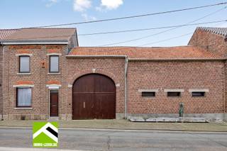 In een rustige, landelijke dorpsomgeving te Nerem (Tongeren) vind je deze ruime hoevewoning met binnenkoer en rondom meerdere stallen: ideaal voor...