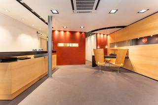 Gelegen in de bruisende en commerciële Ooststraat te Veurne bieden we een goed onderhouden handelspand met duurzame woonst aan, inclusief een...