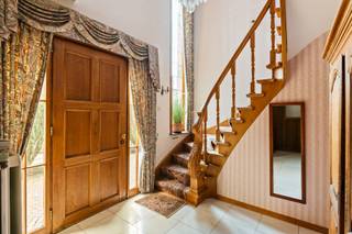 Gunstig gelegen halfopen bebouwing met 3 slaapkamers en gezellige stadstuin.Deze charmante woning verwelkomt u via een inkomhal met gastentoilet en...