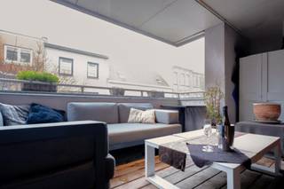 Centraal gelegen, omgekeerde duplex met twee slaapkamers, een terras en koer, vlakbij een invalsweg, nabij handelszaken en op wandelafstand van het strand in Oostende.<br />In deze kleinschalige residentie met vier appartementen kan je dit uiterst gezellig appartement met autostaanplaats terugvinden.<br />Dit appartement omvat een ruime, uiterst gezellige leefruimte met een haard en toegang tot een groot terras. <br />Er is een volledig uitgeruste keuken, een berging/wasplaats en apart toilet aanwezig.<br />De benedenverdieping omvat een hall met ingemaakte kasten, een apart toilet, twee slaapkamers en een badkamer waar je een echt wellness - gevoel ervaart!<br />Er is een privatieve, overdekte parkeerplaats met berging in begrepen.<br /><br />Gezien de kleinschaligheid zijn er zeer beperkte beheerskosten.<br /><br />Ben je op zoek naar een instapklaar appartement die gezelligheid en rust ademt?<br /><br />Leg dan je bezoek vast via kris.bauwens@albert.immo of bel 0470/51 04 09