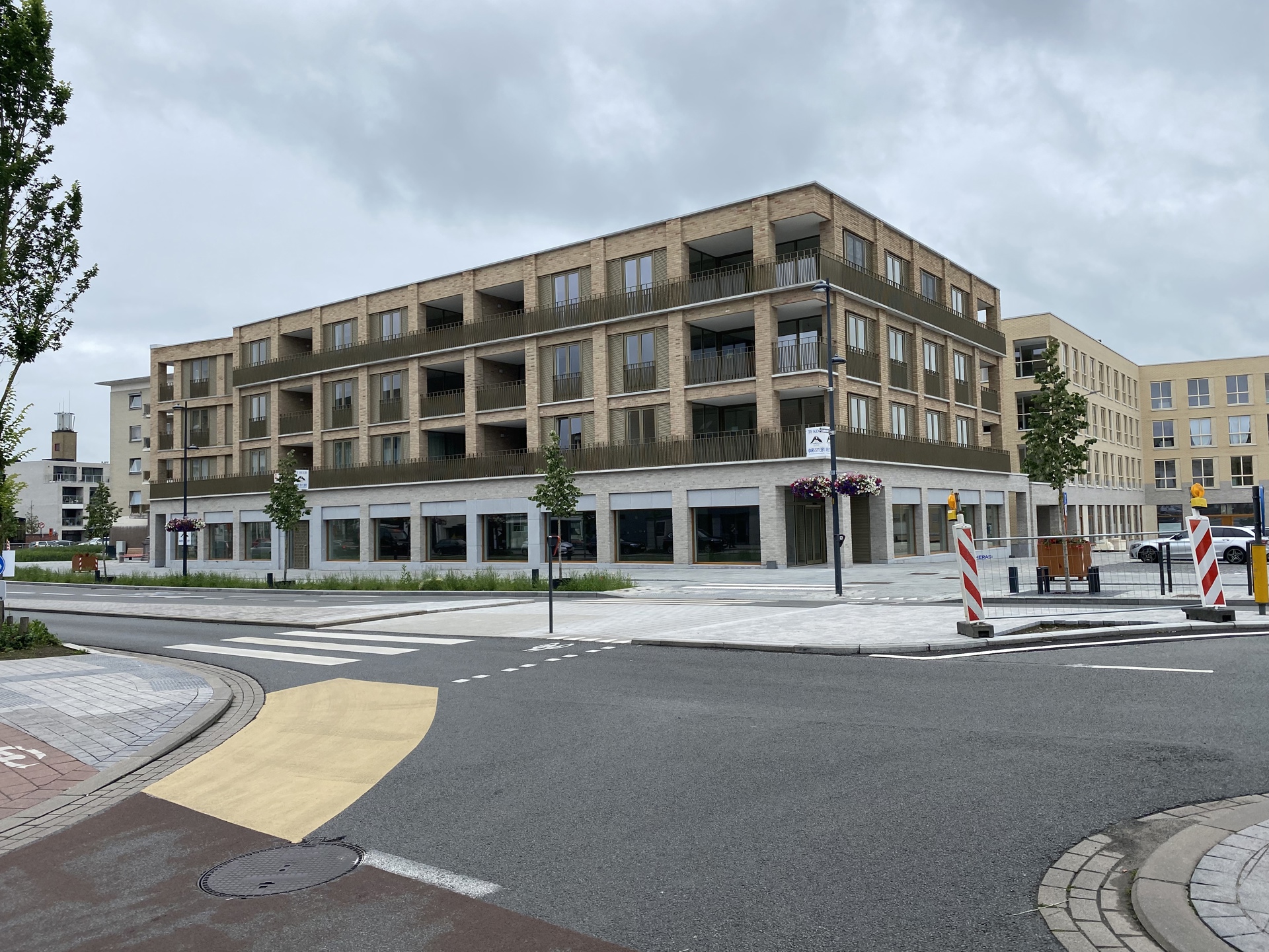 Centraal gelegen handelsgelijkvloers langs drukke weg (N43) - foto 2