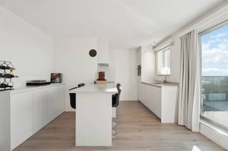 Zonnige penthouse met grote terrassen en uitzonderlijk veel lichtinval.De leefruimte typeert zich door de grote glaspartijen, houten vloer, verfijnd...