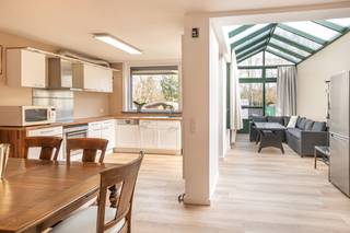 <p>Goed onderhouden woning die in 2021 volledig werd opgefrist en geniet van een prachtig uitzicht op het groen.</p>
<p>Op het gelijkvloers bevindt zich de inkomhal met apart toilet, een gezellige leefruimte en een ruime eetkamer met open keuken (opgefrist in 2021), die toegang biedt tot de lichtrijke veranda en het terras.</p>
<p>Op de eerste verdieping vindt u drie slaapkamers en de badkamer, die eveneens in 2021 werd opgefrist. De woning beschikt bovendien over een aangename tuin met tuinhuis en een uitweg achteraan, wat bijzonder handig is voor fietsen.</p>
<p>Dankzij de uitstekende ligging bevinden belangrijke invalswegen zich vlakbij en bereikt u winkels, restaurants, scholen en het natuurgebied Blaasveldbroek op wandelafstand.</p>
<p>Verder is er ook een praktische kelder aanwezig. Kortom, de ideale gezinswoning.</p>
<p>Meer informatie en documenten zijn beschikbaar via www.malines-group.be</p>