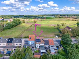Deze woning biedt mogelijkheid voor wie op zoek is naar een betaalbare woning die verder naar eigen smaak kan worden ingericht en gemoderniseerd.<br /><br />Op het gelijkvloers bevindt zich vooraan de woonkamer, gevolgd door de keuken. Aansluitend is er een praktische ruimte met trap naar de verdieping en toegang tot de badkamer, die momenteel is ingericht met een douche en lavabo. Daarnaast is er een apart toilet.<br /><br />Op de eerste verdieping bevinden zich de slaapkamers. Via deze verdieping is ook de zolder bereikbaar, die extra bergruimte biedt.<br /><br />Achteraan beschikt de woning over een aangename tuin met terras en een aparte tuinberging en een mooi uitzicht dankzij de achtergelegen weien.<br /><br />De woning vraagt verdere opfrissing en renovatie, maar beschikt over een goede basis en biedt interessante mogelijkheden voor wie zelf de handen uit de mouwen wil steken. Bovendien zijn er reeds zonnepanelen aanwezig.<br /><br />Dankzij de ligging aan de Kapelsestraat zijn het centrum van Kapellen, winkels, scholen, openbaar vervoer en belangrijke verbindingswegen vlot bereikbaar.<br /><br />Een interessante woning voor wie op zoek is naar een renovatieproject met tuin en potentieel in Kapellen.<br /><br />Voor meer info of een bezoek: info@vastgoed03.be - 03/568.03.03