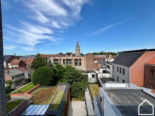 Appartement 0301 is gelegen op de derde verdieping van Residentie Melrose Place en heeft een totale oppervlakte van 105,31 m². Met daarbij een noord-oost en zuid-west georiënteerd terras van samen 15 m². Het appartement beschikt over 2 slaapkamers.<br /><br />ONTDEK DIT APPARTEMENT VIA DE VIDEO: <br /><br />Residentie MELROSE PLACE, een exclusief project op een zéér centrale ligging.<br /><br />Een project binnen in karaktervolle gebouwen in hartje Ieper. Het beperkt aantal wooneenheden zorgt voor<br />een leefbare residentie.<br /><br />Residentie MELROSE PLACE omvat 6 ruime appartementen met 1 of 2 slaapkamers en één studio op de<br />gelijkvloerse verdieping bij fase 1 (Rijselstraat). In een latere fase van dit project (Merghelynckstraat) worden er<br />1duplex-appartement , 4 lofts en 1 bestaande loft gerealiseerd.<br /><br />Verder is er ook een mogelijkheid tot aankopen van autostaanplaats en/of garage.<br /><br />Bij het ontwerp werd gekozen om exclusieve en betaalbare appartementen te ontwikkelen.<br /><br />Ook de ligging van residentie MELROSE PLACE is één van de grote pluspunten, de residentie is gelegen in<br />het hart van de stad, waar alle voorzieningen (bakkerij, slagerij, apotheek,…) na bij zijn. Er is ook een vlotte<br />verbinding met de Noorderring die u vlot tot de oprit van de A19 brengt.<br />