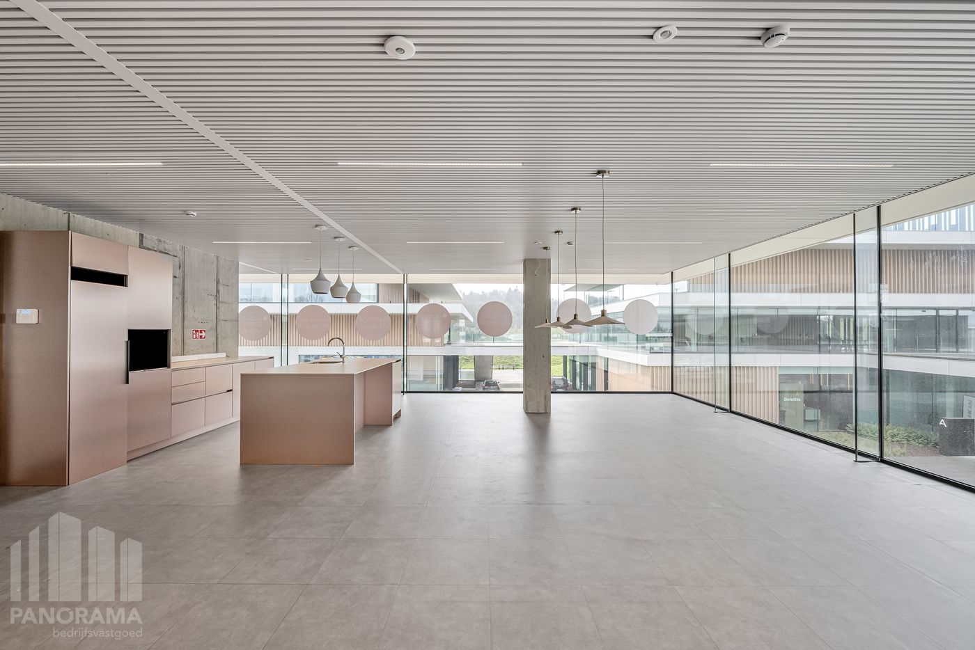 183 m² HIGH-END KANTOREN OP TOPLOCATIE LANGS DE E40 TE OOSTKAMP - foto 4