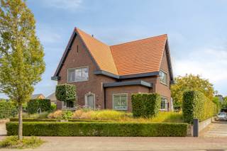 <p>Op zoek naar een instapklare woning met ruimte, comfort en een uitstekende ligging? Deze charmante open bebouwing is gelegen in het groene Humbeek, nabij scholen, sportclubs, handelaars, openbaar vervoer en belangrijke verbindingswegen.</p><p>De woning werd volledig gerenoveerd en beschikt over ruime leefruimtes, drie slaapkamers en een energiezuinig EPC A. De zuidoostgerichte tuin is volledig aangelegd en biedt een terras, tuinhuis, speeltuin, moestuin en rechtstreekse toegang tot het wandelwegje en de doodlopende straat achter de woning.</p><p><br /></p><p><strong><u>Indeling</u></strong></p><ul><li>Lichtrijke woonkamer (50 m²) met parketvloer en verschillende leefhoeken</li><li>Open, volledig uitgeruste keuken (19 m²) met kookeiland</li><li>3 ruime slaapkamers, waarvan een master bedroom met ingemaakte kasten en bureau</li><li>Badkamer met inloopdouche, ligbad en dubbele wastafel</li><li>Kelder (25 m²) en berging/wasruimte</li><li>Ruime zolder (59 m²) met vernieuwd dak en isolatie, geschikt voor verdere inrichting</li><li>Aangelegde, zonnige tuin met tuinhuis (18 m²), speeltuin en moestuin</li></ul><p><br /></p><p><strong><u>Troeven</u></strong></p><ul><li>EPC-label A en 10 zonnepanelen</li><li>Warmtepomp/airco in de leefruimtes en slaapkamers</li><li>Oprit voor 4 wagens</li><li>Zuidoostgerichte tuin met veel zon</li><li>Mogelijkheid tot uitbreiding via de zolder. Vaste trap aanwezig.</li><li>Zonwerend glas en vliegenramen </li><li>Aansluiting voor gashaard en voorzieningen voor rolluiken</li></ul><p><br /></p><p>Interesse? Neem contact op met je ERA-makelaar voor meer informatie of een bezoek.</p><p><br /></p><p>JOUW DROOMHUIS. ZO GEVONDEN!</p>