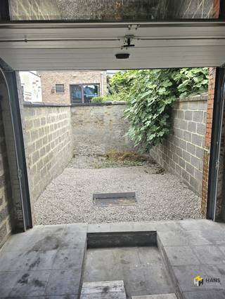 Zeer ruime garagebox te koop in Mechelen op centrale locatie. De garagebox is voorzien van een manuele poort en is in perfecte goede staat. Er is...