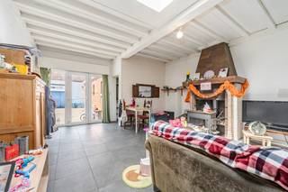 <p>Kangoeroe woning in Gent met atelier en tuin nabij het centrum.</p>
<p>Deze veelzijdige woning in de Myosotisstraat combineert comfortabel wonen met tal van professionele mogelijkheden. Dankzij de aparte atelier- en werkruimte is dit pand perfect geschikt voor vrije beroepen, zelfstandigen of als kangoeroewoning. De woning beschikt over meerdere leefruimtes, 4 slaapkamers en 2 badkamers, waardoor ze ideaal is voor grote gezinnen of gecombineerd wonen en werken. Achter de loods bevindt zich bovendien een mooie tuin van 118 m² waar je in alle rust kan genieten. De ligging in een residentiële en handelsgerichte buurt nabij scholen en het centrum van Gent zorgt voor extra comfort in het dagelijkse leven.</p>
<p> </p>
<p>Belangrijkste ruimtes:<br />• Woonkamer met aangename leefruimte en veel mogelijkheden<br />• Living geschikt als extra zithoek of polyvalente ruimte<br />• Twee keukens met praktische indeling<br />• 4 slaapkamers met flexibele invulling<br />• 2 badkamers<br />• Atelier/werkruimte voor uiteenlopende professionele of creatieve doeleinden<br />• Kelder voor extra stockage<br />• Bergingen voor praktische opbergruimte<br />• Wasplaats<br />• Tuin van 118 m² achter de loods</p>
<p>Troeven:<br />• Perfecte mogelijkheid voor vrije beroepen of als kangoeroewoning<br />• Ruim atelier/werkruimte met talloze gebruiksmogelijkheden<br />• Mooie tuin van 118 m² achter de loods</p>
<p>Neem vandaag nog contact op met je makelaar voor een bezoek. JOUW DROOMHUIS. ZO GEVONDEN!</p>