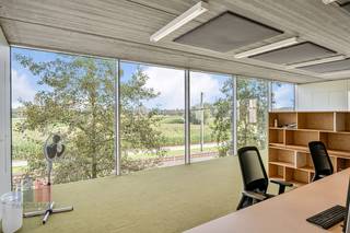 Fantastisch gelegen kantoorruimte van 750 m² te huur op slechts 1 km van de Rijksweg (N16) met een directe verbinding naar de A12 via afrit...